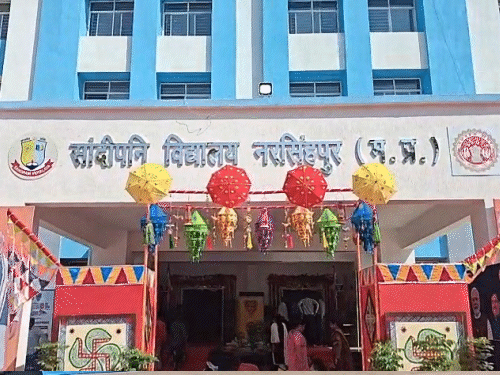 सीएम ने नवनिर्मित सांदीपनि विद्यालय भवन का लोकार्पण किया।