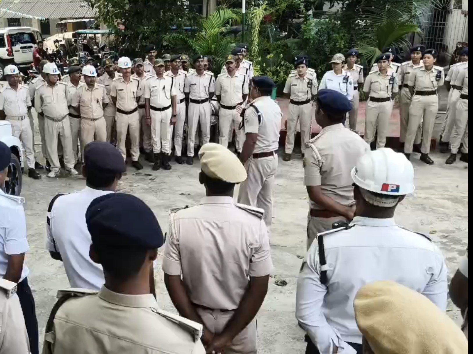 पुलिसकर्मियों को ब्रिफ करते अधिकारी।