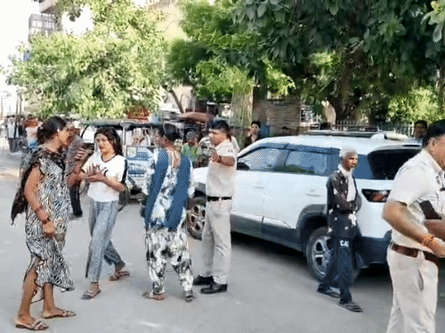 GRP थाने के बाहर हंगामा कर रहे किन्नरों को समझाते पुलिस कर्मचारी।