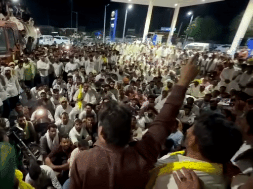 शनिवार रात बैरिकेडिंग तोड़कर किसान सांसद हनुमान बेनीवाल के साथ पतरौड़ा हाईवे पर बैठ गए थे।