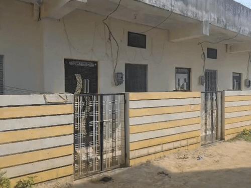 पुलिस ने परिचितों को मौके पर बुलाया और उनकी मौजूदगी में घर का ताला तोड़ा।