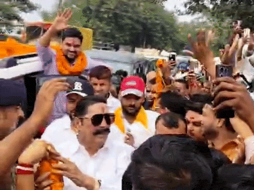 जनसुराज पार्टी के उम्मीदवार को जिताने के लिए रोड शो करते अनंत सिंह।