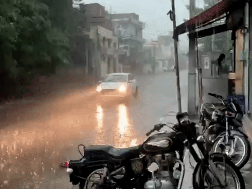 जालंधर में सुबह से हो रही बारिश से मौसम में बदलाव आ गया है। - Dainik Bhaskar