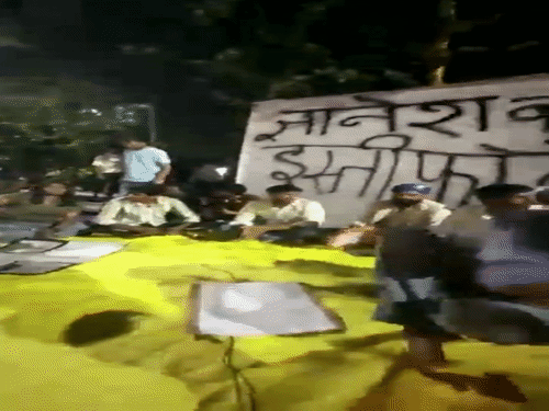 रातभर सड़क पर बैठे रहे प्रदर्शनकारी, मांग नहीं मानने तक जारी रहेगा प्रदर्शन|इंदौर,Indore - Dainik Bhaskar