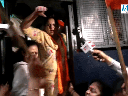 चंडीगढ़ में पंजाब भाजपा महिला मोर्चा की प्रधान जयइंदर कौर नारेबाजी करतीं हुई। - Dainik Bhaskar