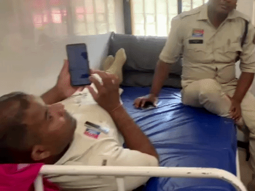 एक पुलिसकर्मी सोशल मीडिया पर चैट करते नजर आया।