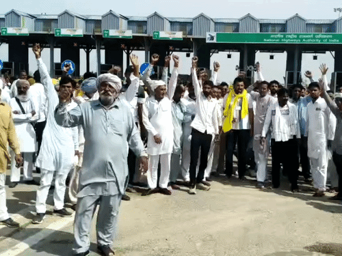 रविवार सुबह 12 एमडी टोल प्लाजा पहुंचे किसानों ने अपनी मांगों को लेकर नारे लगाए।