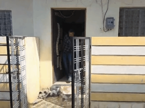 मौके पर डॉग स्क्वायड की टीम को भी बुलाया गया।