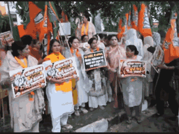 चंडीगढ़ में कांग्रेस के खिलाफ प्रदर्शन करती बीजेपी महिला मोर्चा की नेता।