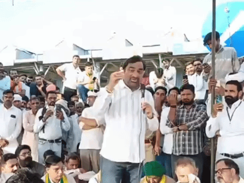 टोल प्लाजा के पास हनुमान बेनीवाल ने किसानों को संबोधित किया।