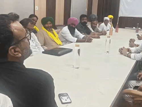 अनूपगढ़ के एडीएम ऑफिस में किसान और प्रशासन के बीच वार्ता हुई।