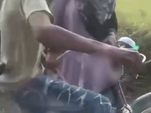 लड़के की जेब से नशा निकालते युवक