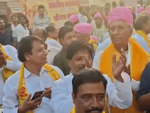 परकोटा क्षेत्र के अलग-अलग जगह से शोभायात्रा गुजरी।