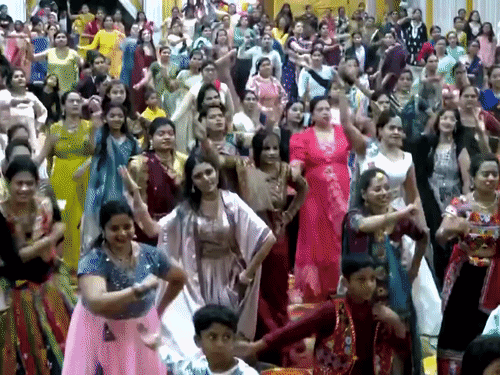 महाराष्ट्र के पुणे में महिलाएं नवरात्रि की तैयारी कर रही हैं। इसके तहत गरबा प्रैक्टिस सेशन आयोजित किया गया, जिसमें महिलाओं ने हिस्सा लिया।