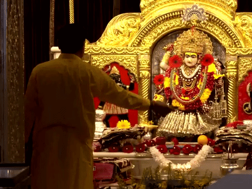 नवरात्रि के पहले दिन दिल्ली के झंडेवालान मंदिर में श्रद्धालुओं ने पूजा-अर्चना की।