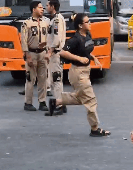 कनॉट प्लेस के पास नेहा बोरा भागती दिखीं। महिला पुलिसकर्मियों ने उन्हें पकड़ लिया।