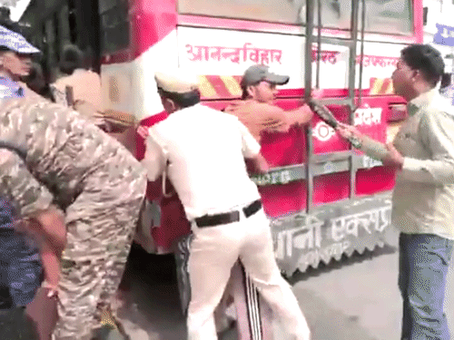 प्रदर्शनकारियों को हिरासत में लेकर जाने के लिए बड़ी संख्या में डिटेंशन बसों का इस्तेमाल किया गया।