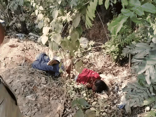 एक दिन पहले बेटे की लाश सड़क किनारे मिली थी।
