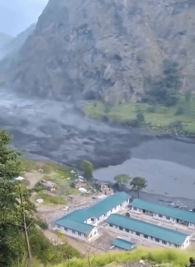 पानी अचानक तेजी से नीचे आया और बूढ़ी गंडकी नदी के किनारे बने घर बह गए।