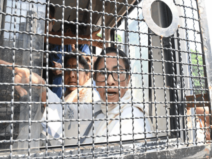 कॉकरोच जनता पार्टी ने शनिवार को प्रदर्शन बुलाया था। इस दौरान पुलिस ने 7,000 से ज़्यादा प्रदर्शनकारियों को हिरासत में लिया।    - Dainik Bhaskar