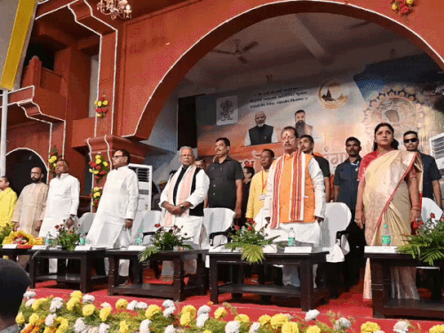 समापन समारोह में पहुंचे बिहार सरकार के मंत्री विजुय सिन्हा, केंद्रीय मंत्री जीतनराम मांझी।