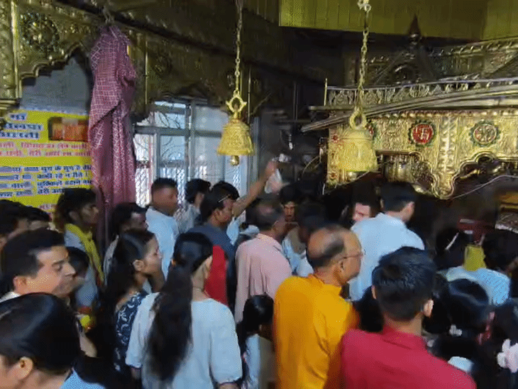 घने जंगल में ऊंची पहाड़ी पर स्थित यह मंदिर 1100 साल से ज्यादा पुराना है।