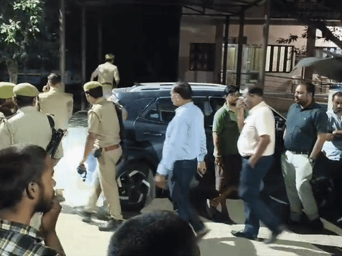 मंडी में जांच करते पुलिस के अधिकारी।