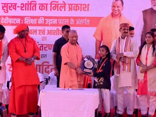 सीएम ने कस्तूरबा गांधी आवासीय विद्यालय के छात्राओं को सम्मानित किया और स्टडी टेबल वितरित कीं।