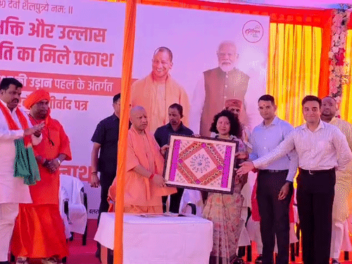 देवी पाटन मंडल कमिश्नर दुर्गा शक्ति नागपाल, बलरामपुर डीएम और एसपी ने पेंटिंग देकर सीएम योगी को सम्मानित किया।