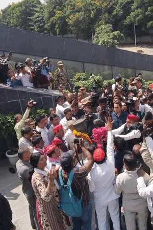 अखिलेश यादव ने जयप्रकाश नारायण की प्रतिमा पर गेंदे की माला पहनाने के बाद गुलाब के फूल चढ़ाए।