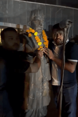 JPNIC में रात में कई सपा कार्यकर्ताओं ने जयप्रकाश नारायण की प्रतिमा पर माल्यार्पण किया।