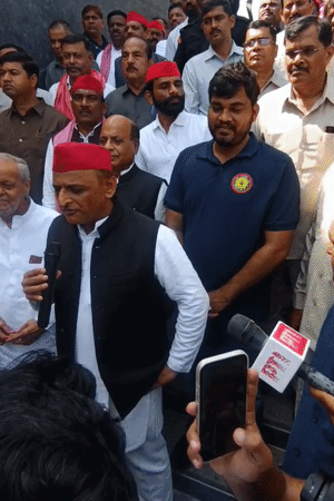 अखिलेश ने कहा- कौन नहीं जानता कि इलेक्शन कमीशन ने वोट चोरी करवाई है।