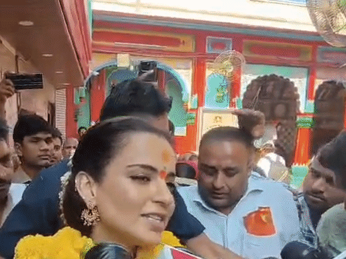 कंगना रनौत में हनुमान गढ़ी में कहा- यहां आकर मैं धन्य हो गईं। मैं यहां की दिव्यता को महसूस किया है।