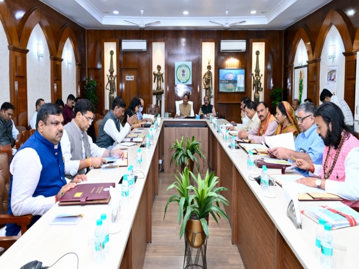 CM साय की अध्यक्षता में सिविल लाइन स्थित निवास कार्यालय में कैबिनेट की बैठक हुई।
