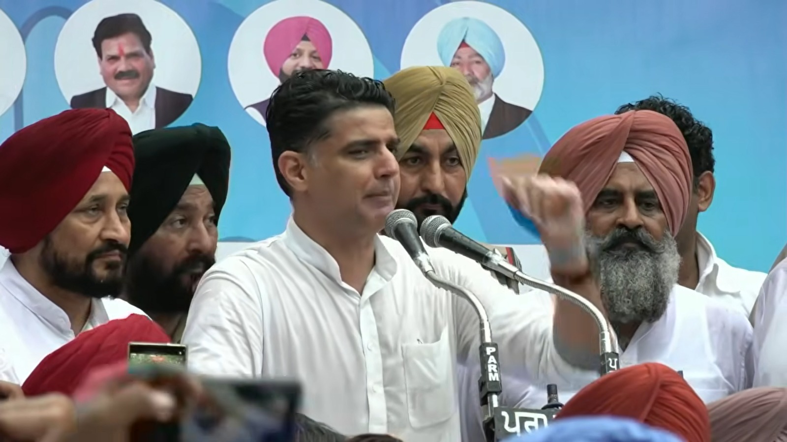 कार्यक्रम को संबोधित करते सचिन पायलट। साथ में चरणजीत सिंह चिन्नी (बाएं) और परगट सिंह (दाएं)।