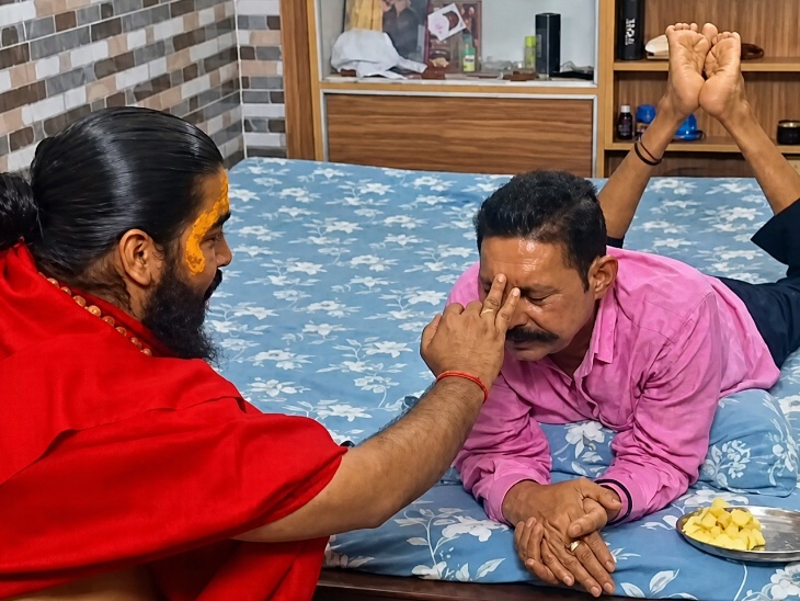 अनंत सिंह को टीका करते यूपी से आए पंडित।
