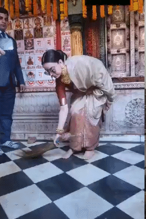 तस्वीर 21 जनवरी, 2024 की है। कंगना ने हनुमानगढ़ी मंदिर में झाड़ू लगाकर सफाई की थी।