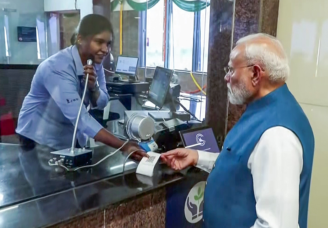 पीएम ने 14.6 किमी लंबे पूनमल्ली-वडापालानी रूट का उद्घाटन किया। उन्होंने ट्रेन में सफर के लिए खुद टिकट खरीदा।