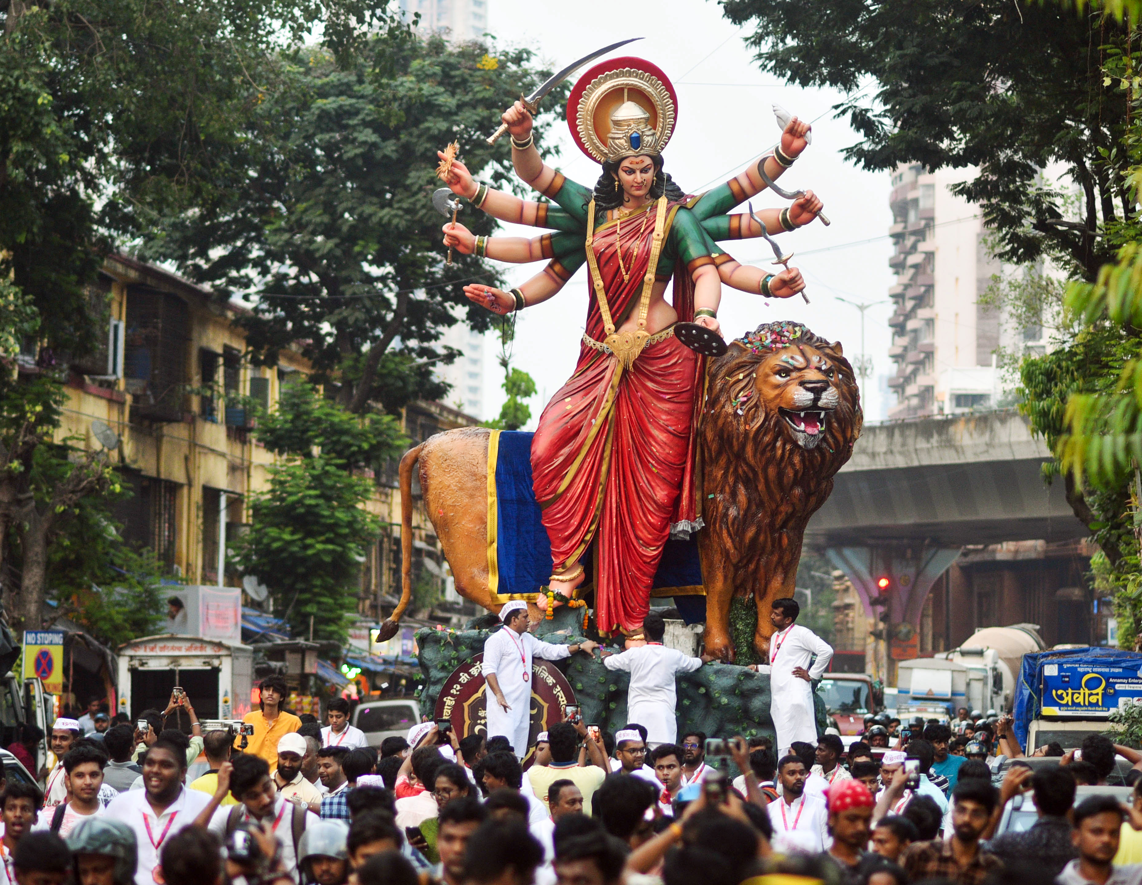 मुंबई में नवरात्रि से पहले मां दुर्गा की प्रतिमा के साथ शोभायात्रा निकाली गई। इसमें बड़ी संख्या में श्रद्धालु शामिल हुए।