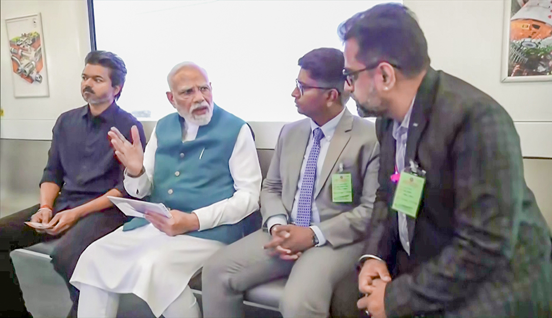 तमिलनाडु सीएम विजय के साथ पीएम मोदी ने मेट्रो में सफर भी किया।