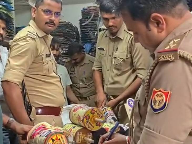 शहर के तिवारीपुर, राजघाट और कोतवाली क्षेत्र में देर रात तक चली छापेमारी