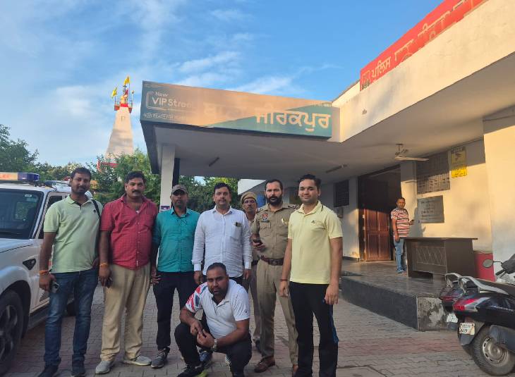 यह तस्वीर 13 जुलाई की है, जब मनवीर सिंह को पंजाब के मोहाली से एसटीएफ ने गिरफ्तार किया था।