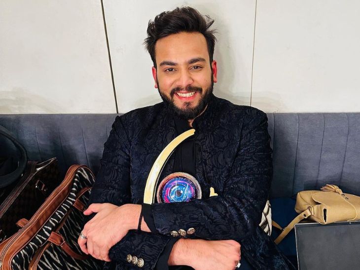 ‘बिग बॉस OTT 2’ के खिताब के साथ एल्विश यादव।