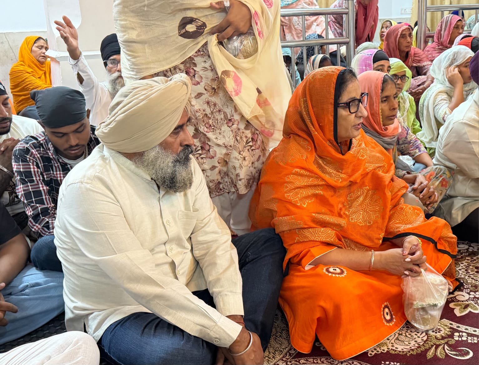 परगट सिंह पत्नी बरिंदर प्रीत कौर के साथ श्री आनंदपुर साहिब के केसगढ़ साहिब गुरुद्वारे में नतमस्तक हुए।