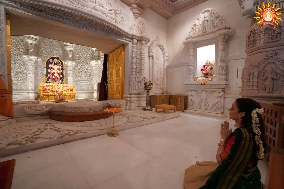 कंगना राम मंदिर में गर्भगृह के बाहर बैठकर दर्शन-पूजन किया।