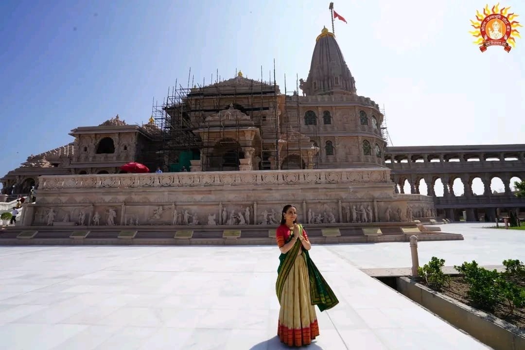 कंगना ने राम मंदिर परिसर का भ्रमण किया।
