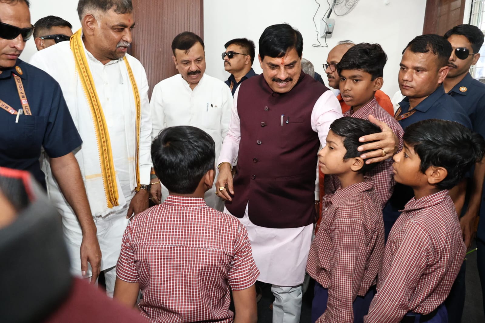 बच्चों से चर्चा करते सीएम।