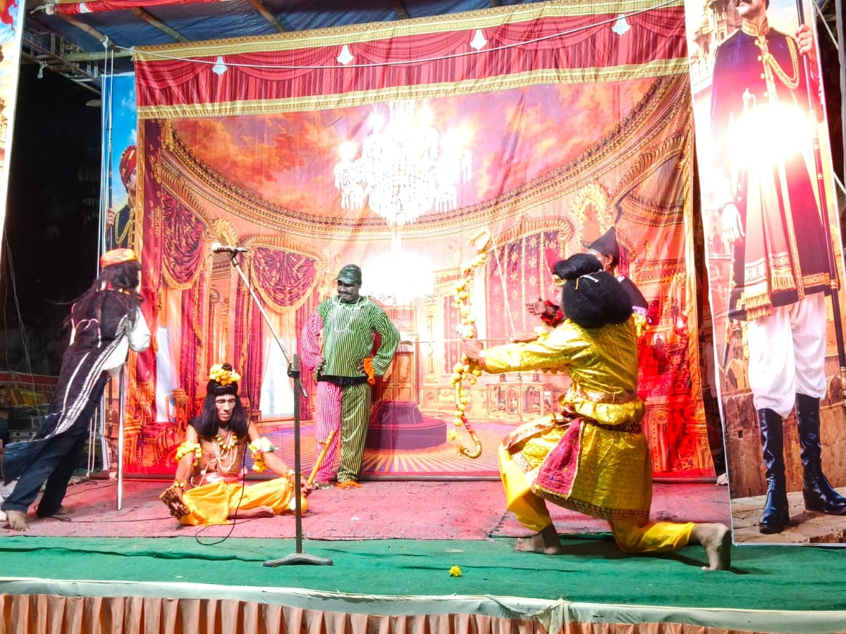 नारद को वानर रूप मिलने और रावण, कुंभकरण, विभीषण के जन्म जैसी लीलाओं का मंचन किया।