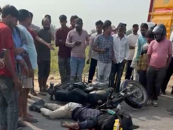 हादसे के बाद मौके पर लगी लोगों की भीड़, जो घायल सिपाही को उठाने के बजाय फोटो खींचते और वीडियो बनाते नजर आ रहे है।