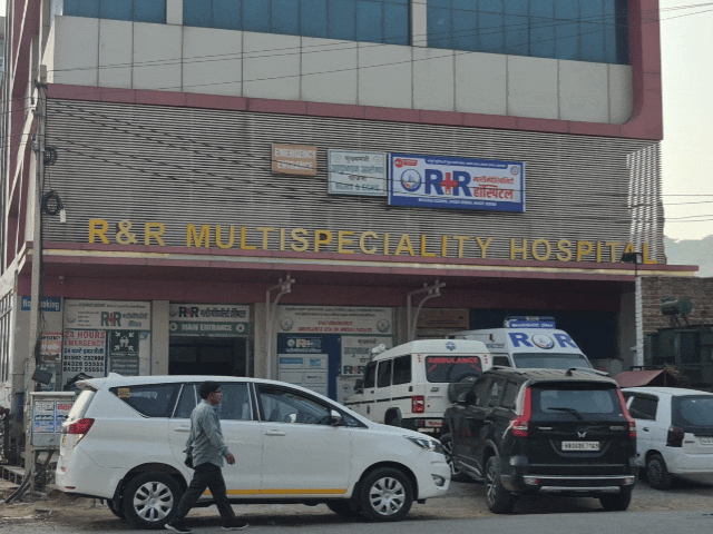 शहर के चूरू रोड स्थित R&R मल्टीस्पेशियलिटी हॉस्पिटल में चल रही है कार्रवाई